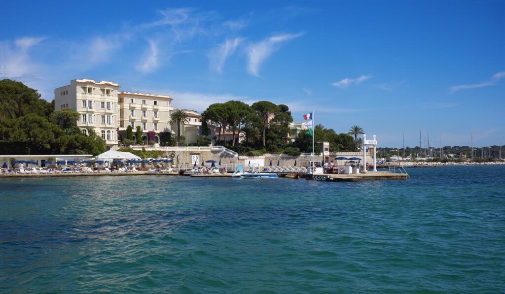 Seafront hotel with private beach, Hotel Belles Rives