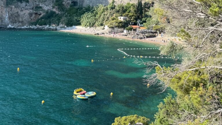 Plage Mala Cap dAil anti-jellyfish net