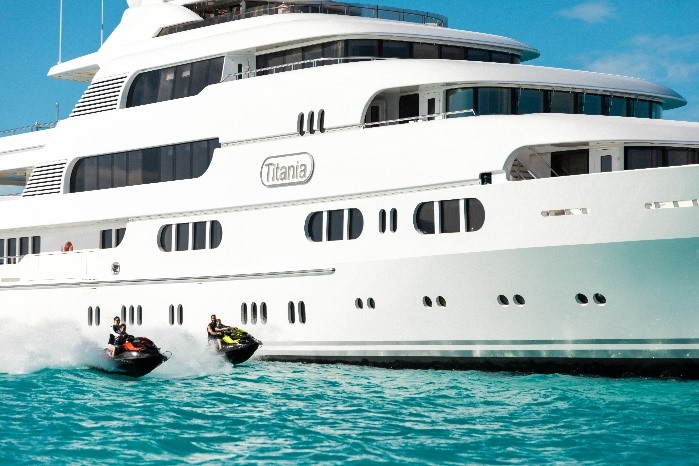 Location de superyachts aux enchères. Titania Butterfly Ball