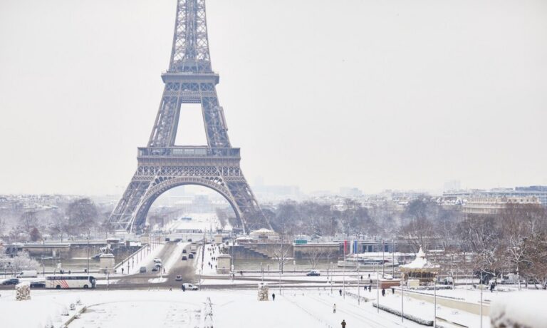 Les intempéries et la neige à Paris affectent les voyages en France