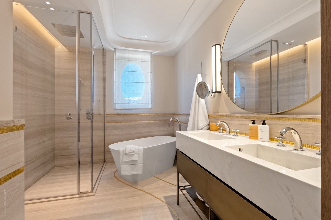 La salle de bain principale du Provençal dans l'appartement habillé