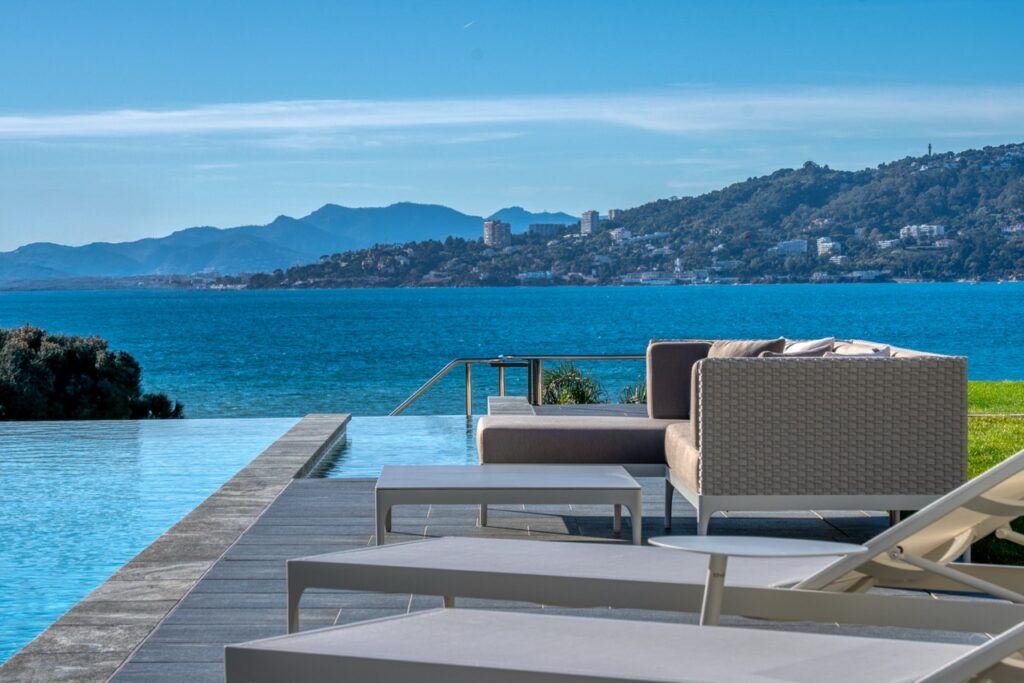 La piscine provençale avec vue sur la mer