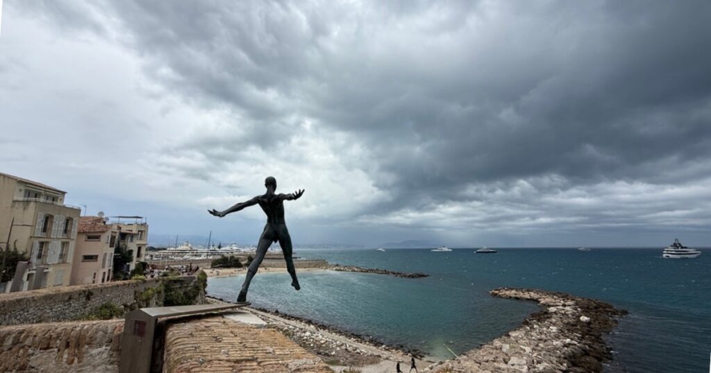 Une tempête se prépare sur l'Antibes Défi